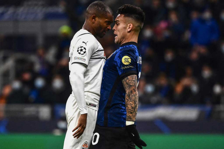 Terjadi sedikit insiden antara Lautaro Martines dengan marlon setelah striker Inter tersebut dijatuhkan di kotak penalti. Namun wasit tidak menganggap ada pelanggaran terkait kejadian tersebut. Tidak ada gol yang tercipta di babak pertama.