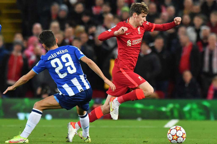 Juergen Klopp menerapkan rotasi cukup banyak dalam susunan pemainnya dengan menempatkan Takumi Minamino dalam trisula lini depan, serta memberi kesempatan talenta muda Tyler Morton melakoni debut di Liga Champions.