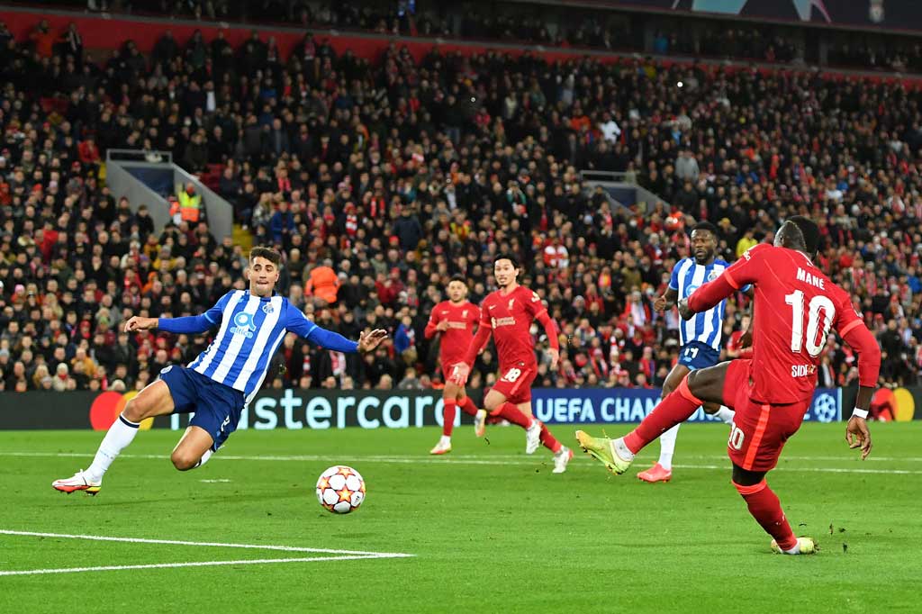 Tuan rumah berhasil menjebol gawang tim tamu pada menit ke-37 lewat Sadio Mane. Sayang gol itu belakangan dianulir oleh VAR karena offside. Tidak ada gol yang tercipta di babak pertama.