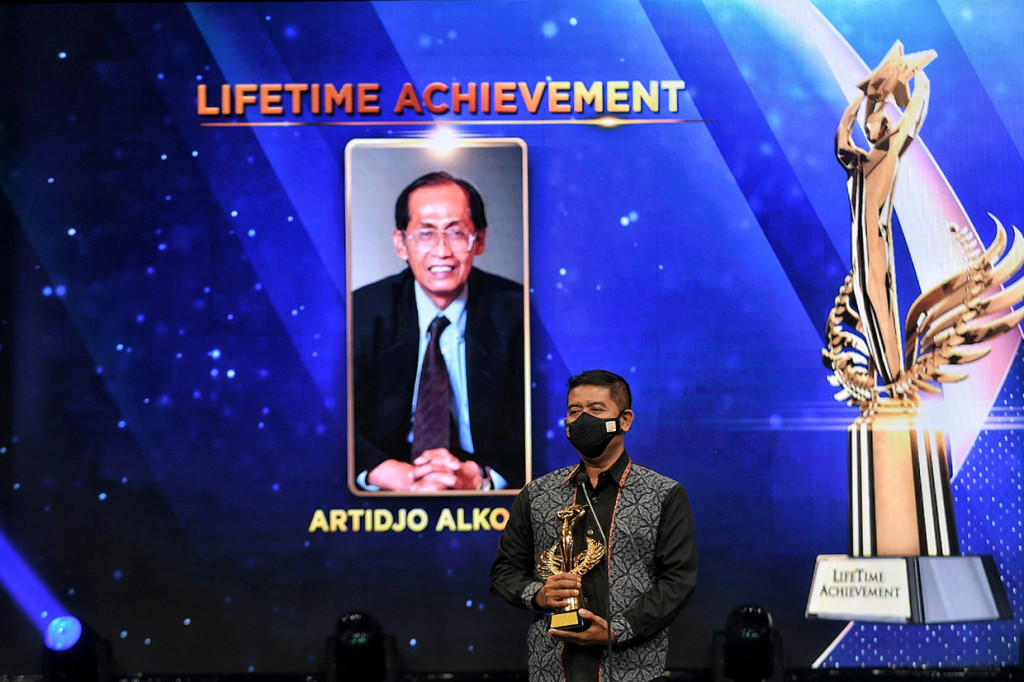Keluarga selaku perwakilan Mantan Hakim Agung Alm. Artidjo Alkostar saat menerima penghargaan Lifetime Achievement pada ajang penghargaan People Of The Year 2021 di Studio Grand Metro Tv, Kedoya, Jakarta, Rabu, 24 November 2021.