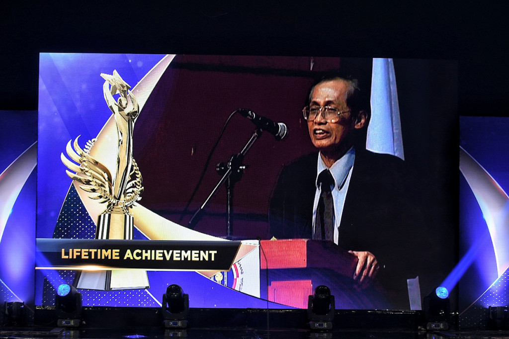 Memperingati HUT ke-21, Metro TV kembali menyelenggarakan acara penghargaan bergengsi People of the Year. Terdapat 9 kategori penghargaan yang akan diberikan kepada pimpinan daerah, masyarakat, peneliti, perusahaan dan lembaga. Salah satunya adalah penghargaan khusus, yaitu Lifetime Achievement, untuk tokoh yang dinilai berdedikasi dan mengabdi kepada bangsa seumur hidupnya.