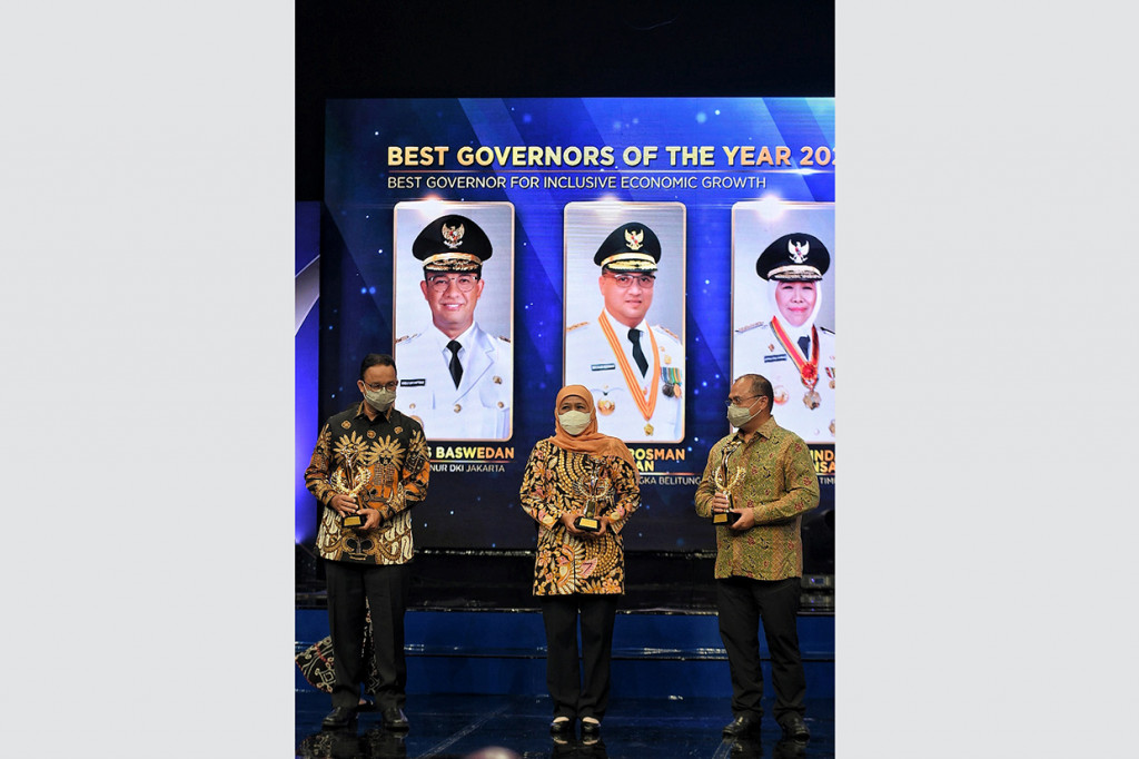 Gubernur DKI Jakarta Anies Baswedan, Gubernur Jawa Timur Khofifah Indar Parawansa, Gubernur Bangka Belitung Erzaldi Rosman Djohan saat menerima penghargaan Best Governors Of The Year 2021 pada ajang penghargaan People Of The Year di Studio Grand Metro TV, Kedoya, Jakarta, Rabu, 24 November 2021. 