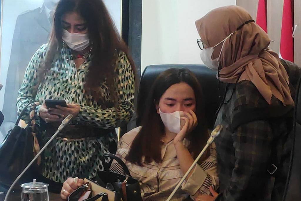 Anggiat Pasaribu, perempuan yang sempat cekcok dengan anggota Komisi III DPR RI Arteria Dahlan dan Ibunda di Bandara Soekarno-Hatta datang ke gedung DPR RI untuk meminta maaf langsung, Kamis, 25 November 2021.