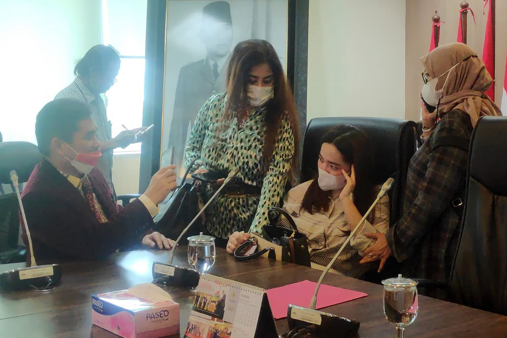 Anggiat ditemani kerabat dan pengacara tiba di gedung parlemen sekitar pukul 13.10 WIB. Dia kemudian duduk di kursi ruangan Fraksi PDIP DPR RI.