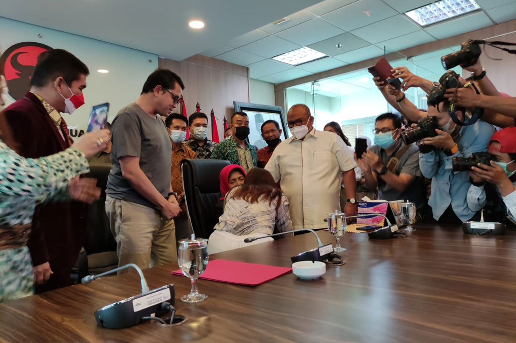 Beberapa saat kemudian Anggiat tampak meminta maaf kepada Ibunda Arteria Dahlan atas perilakunya.