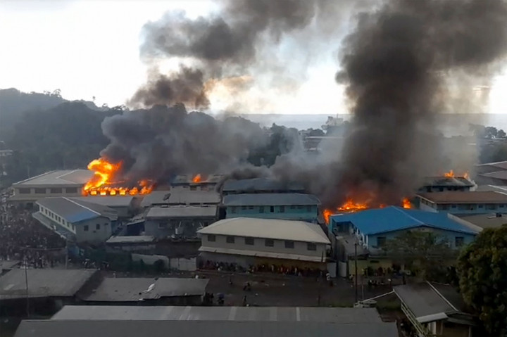 Tangkapan layar dari sebuah video dari Radio ZFM yang menunjukkan bagian-bagian dari distrik Chinatown terbakar di Honiara di Kepulauan Solomon, ketika para demonstran membakar gedung-gedung di ibu kota pada hari kedua protes anti-pemerintah.