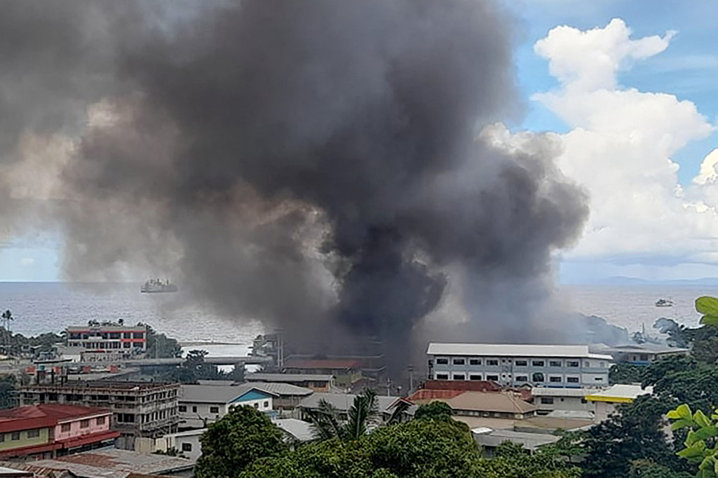 Petugas keamanan menembakkan gas air mata ke arah para pengunjuk rasa, yang telah membakar gedung-gedung, sebagian membakar sebuah kantor polisi dan sebuah bangunan kecil di dekat gedung parlemen, kata seorang juru bicara polisi.