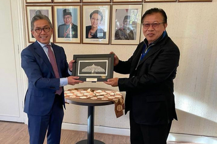 Direktur utama Pangansari Group Maghfur Lasah (kanan) bertukar cendera mata dengan Duta Besar RI untuk Belanda, Mayerfas, di KBRI Den Haag, Senin, 22 November 2021.