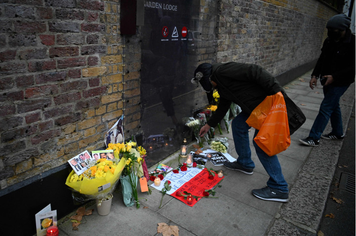 Penggemar menyimpan karangan bunga di luar rumah mendiang Freddie Mercury, pada peringatan 30 tahun kematiannya, di London, Rabu, 24 November 2021.