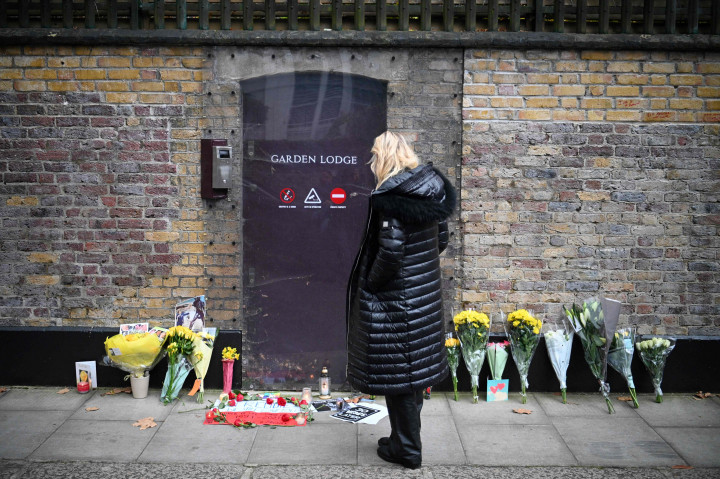 Bunga, lilin, gambar dan bendera dengan pesan ditinggalkan di luar rumah mendiang Freddie Mercury, pada peringatan 30 tahun kematiannya, di London, Rabu, 24 November 2021.