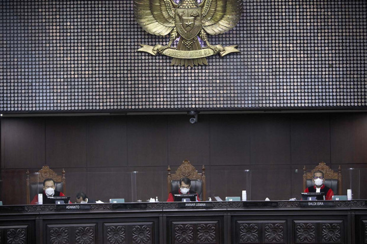 Ketua Majelis Hakim Konstitusi (MK) Anwar Usman didampingi hakim konstitusi Aswanto (kiri) dan Saldi Isra memimpin sidang putusan gugatan Undang-Undang Nomor 11 Tahun 2020 tentang Cipta Kerja yang diajukan kelompok buruh di ruang sidang utama Mahkamah Konstitusi (MK), Medan Merdeka Barat, Jakarta, Kamis, 25 November 2021.