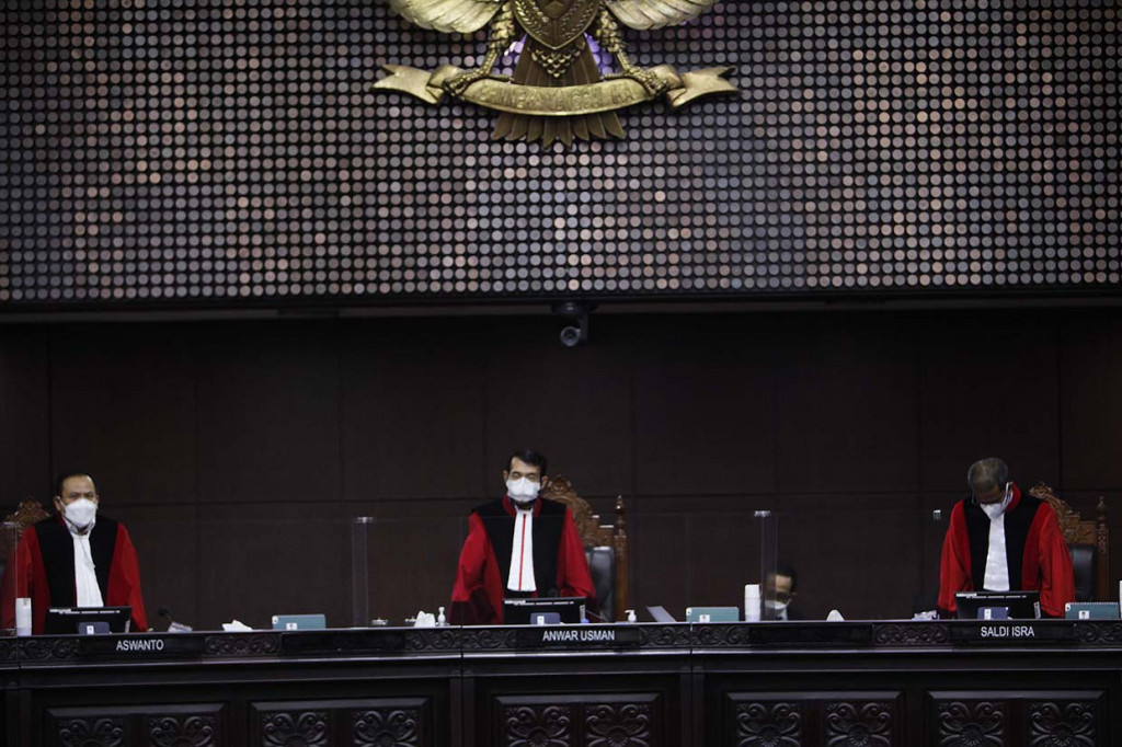 Bila tidak diperbaiki, maka UU yang direvisi oleh UU Cipta Kerja dianggap berlaku kembali. Pemerintah juga dilarang membuat aturan turunan dan kebijakan turunan dari UU Ciptaker selama 2 tahun ke depan.