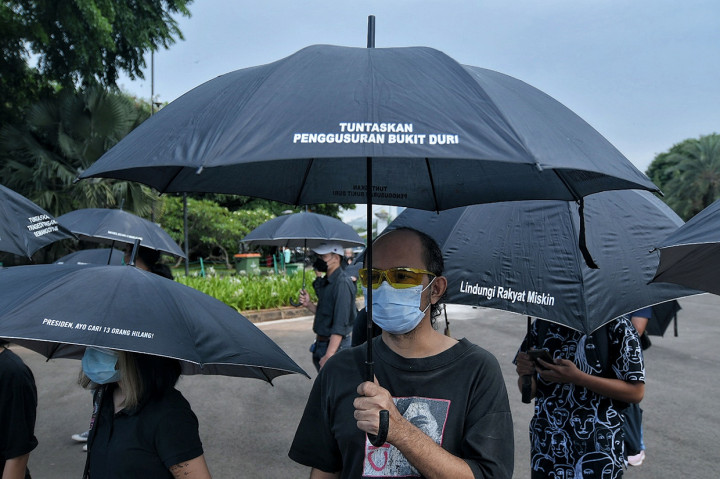 Aktivitis saat mengikuti aksi Kamisan di depan Istana Merdeka, Jakarta, Kamis, 25 November 2021. 
