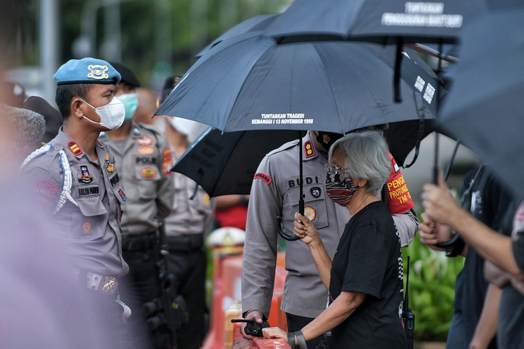 Aksi Kamisan ke-706 kembali dilakukan secara offline selama pandemi Covid-19.