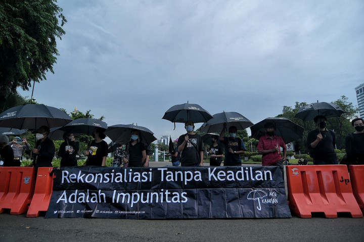 Dalam aksinya Jaringan Solidaritas Korban untuk Keadilan menuntut komitmen Presiden guna menuntaskan kasus-kasus HAM untuk memberi keadilan bagi korban dan keluarganya.
