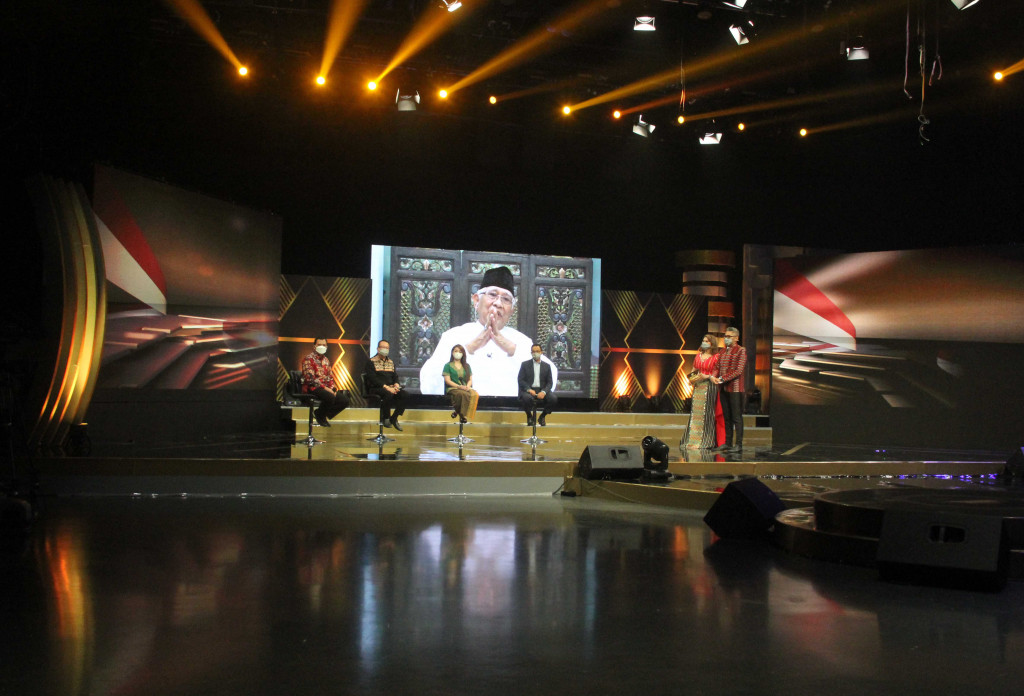 Tokoh Agama Mustofa Bisri yang hadir virtual bersama dengan Gubenur DKI Jakarta Anies Baswedan, Guru Besar Ilmu Manajemen Fakultas Ekonomi UI Rhenald Kasali, Direktur Eksekutif Poltracking Indonesia Hanta Yuda dan Anggota DPR RI Fraksi NasDem Hillary Brigitta Lasut menjadi pembicara dalam acara Simfoni Kebangsaan dala, rangka meperingatai HUT di Grand Studio Metro TV, Jakarta, Kamis, 25 November 2021.