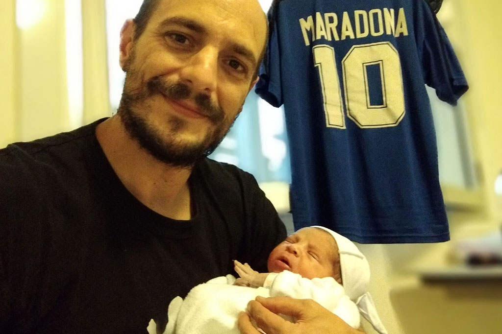 Seorang penggemar berat Diego Maradona yang menamai putri kembarnya Mara dan Dona, pada Kamis, 25 November 2021 waktu setempat, menyambut ke dunia seorang bayi laki-laki yang diberi nama Diego, tepat pada peringatan pertama kematian pemain sepak bola Argentina itu.