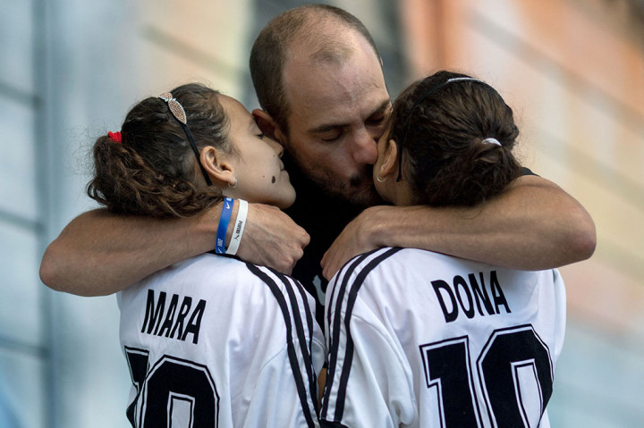 Rotundo mengatakan dia tidak pernah bertemu Maradona secara langsung, tetapi pahlawannya tersebut tahu bahwa dia telah menamai putri kembarnya - sekarang berusia 10 tahun - dengan namanya.
