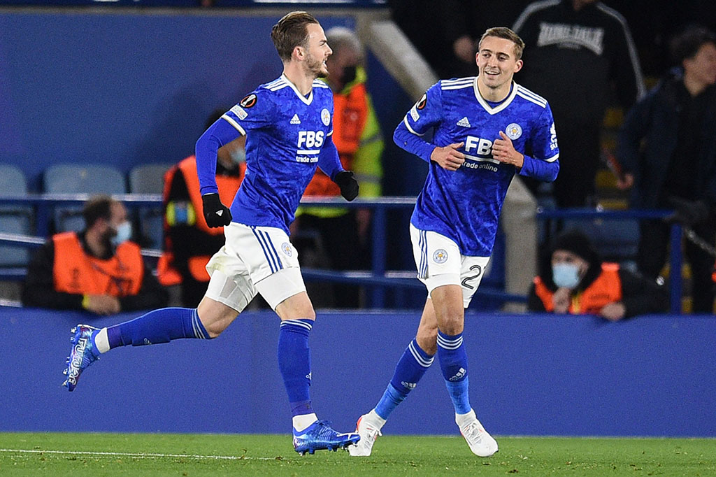 10 menit berselang The Foxes menggandakan keunggulan lewat James Maddison.