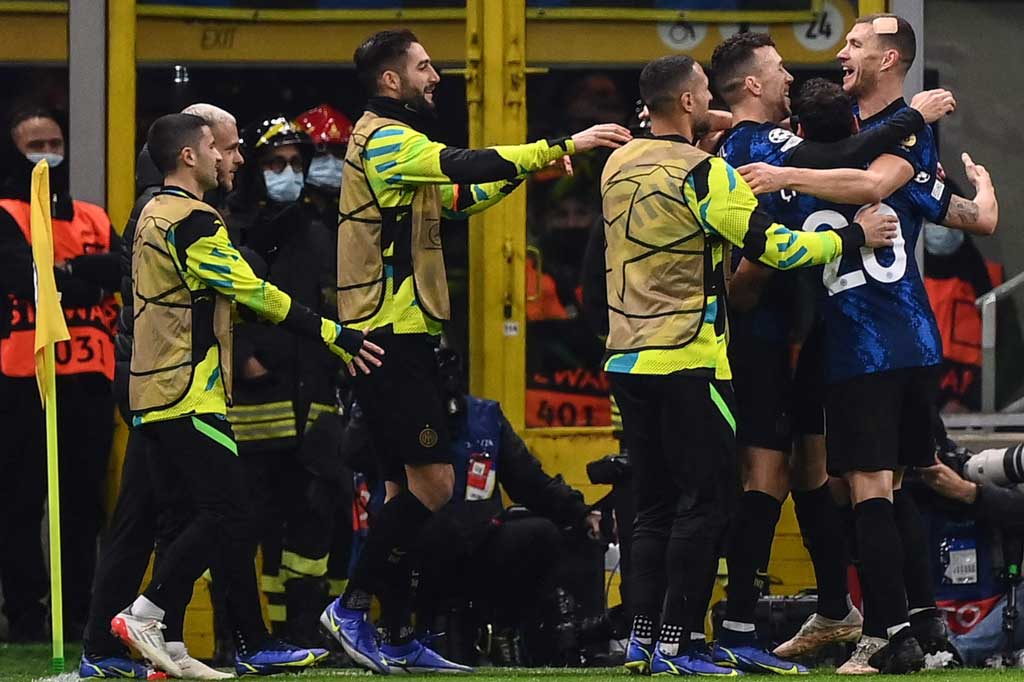 Dua gol Edin Dzeko sukses membawa Inter Milan mengalahkan Shakhtar Donetsk 2-0 dalam pertandingan Grup D Liga Champions di Stadion Guiseppe Meazza pada Kamis, 25 November 2021 dini hari WIB. Nerazzurri dipastikan lolos ke-16 besar setelah El Real berhasil mengalahkan Sheriff Tiraspol.