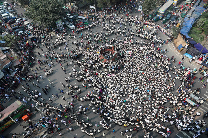 Kerumunan massa memblokade jalan-jalan yang sibuk dan mengganggu pengemudi di Ibu Kota Bangladesh, Dhaka, pada Kamis, 25 November 2021, untuk memprotes kematian seorang siswa sekolah menengah akibat kecelakaan di jalan.