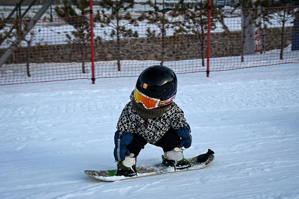 Pada usia 11 bulan, Wang Yuji yang bahkan belum bisa berjalan, dia sudah bermain papan seluncur salju (snowboarding).