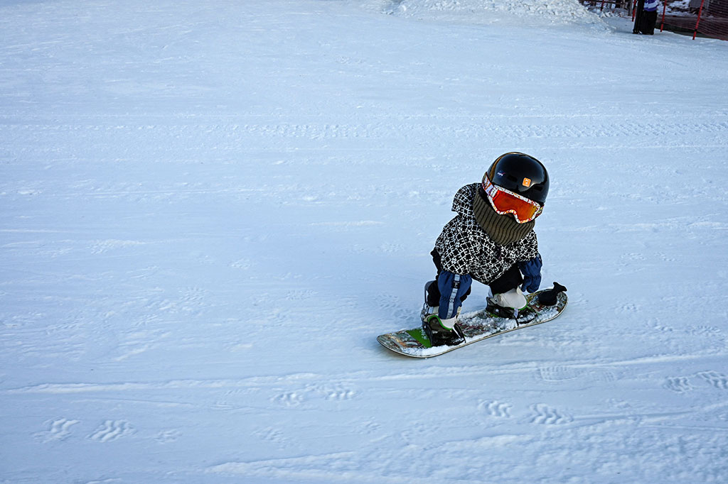 Terkecil dari semua pengunjung di sebuah resor dekat Beijing, yang akan menjadi tuan rumah Olimpiade Musim Dingin 2022 beberapa bulan mendatang, Yuji memakai sepatu bot kecil dan dilapisi dengan lapisan pakaian pelindung.
