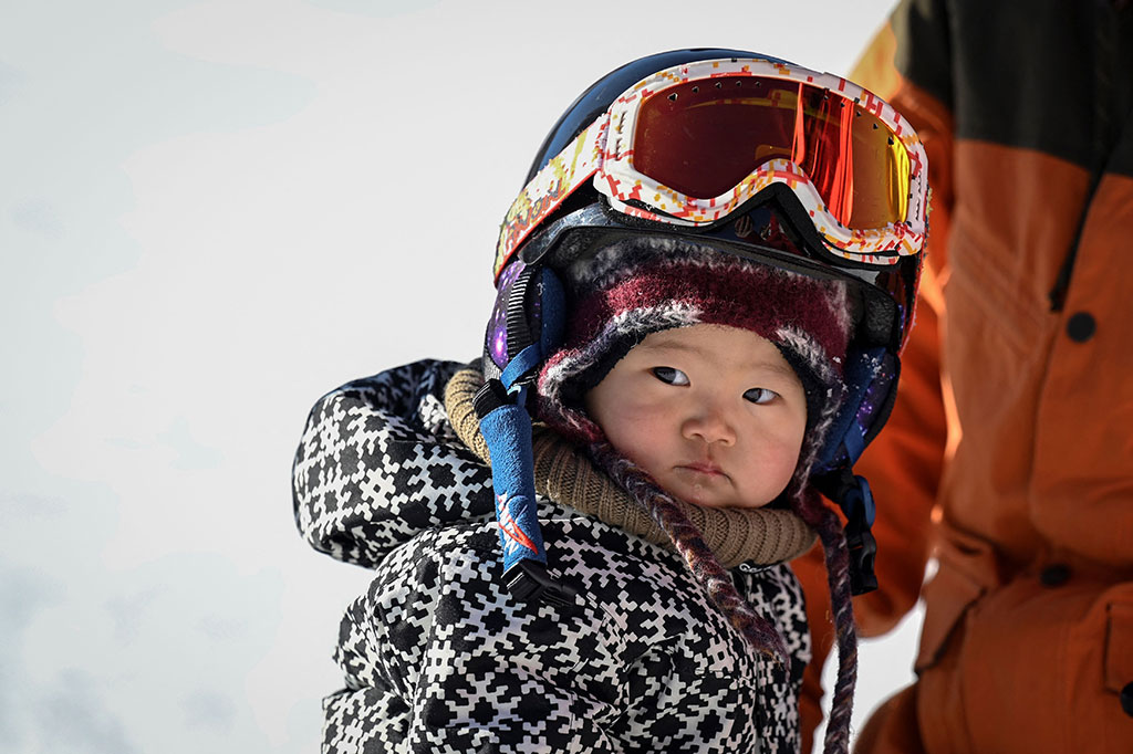 Setiap pagi sejak itu dia bergabung dengan penggemar olahraga musim dingin di Resor Ski Thaiwoo di Chongli, Zhangjiakou -- salah satu kota tuan rumah Olimpiade Musim Dingin.
