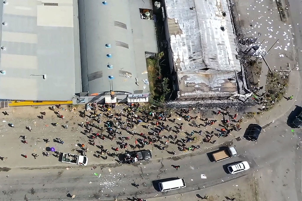 Jam malam mulai berlaku di ibu kota Kepulauan Solomon, Honiara, Jumat, 26 November 2021, setelah hari ketiga kekerasan yang membuat rumah perdana menteri diserang dan petak-petak kota menjadi puing-puing yang membara.