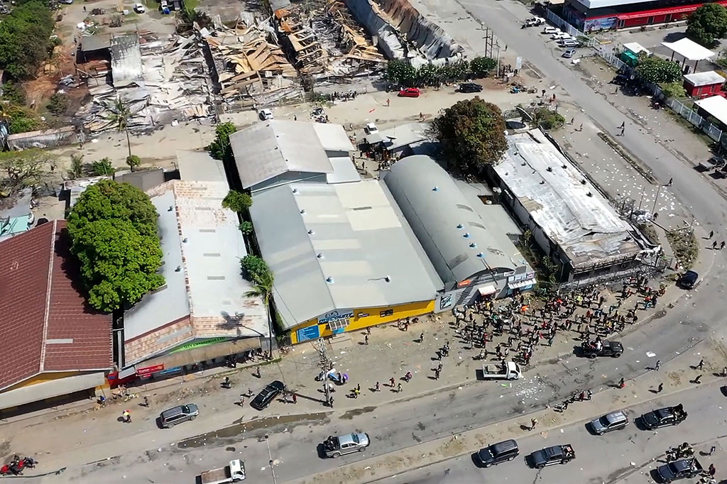 Polisi melepaskan tembakan peringatan dan gas air mata untuk membubarkan perusuh yang berbaris di rumah PM Manasseh Sogavare di timur ibu kota tepi laut yang biasanya sepi. 