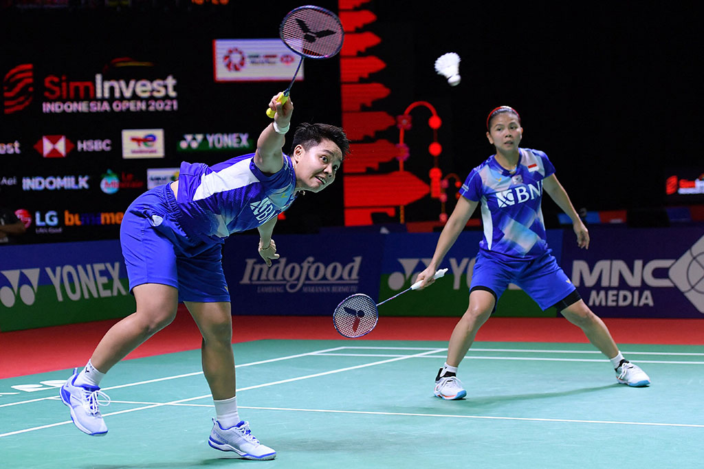 Greysia/Apriyani menang 21-16, 12-21, dan 21-18 atas Mayu Matsumoto/Ayako Sakuramoto dalam waktu 1 jam 16 menit.