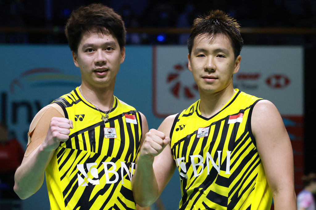 Ganda putra unggulan teratas Marcus Fernaldi Gideon/Kevin Sanjaya Sukamuljo melakukan selebrasi usai berhasil menyegel satu tiket semifinal Indonesia Open 2021. 
