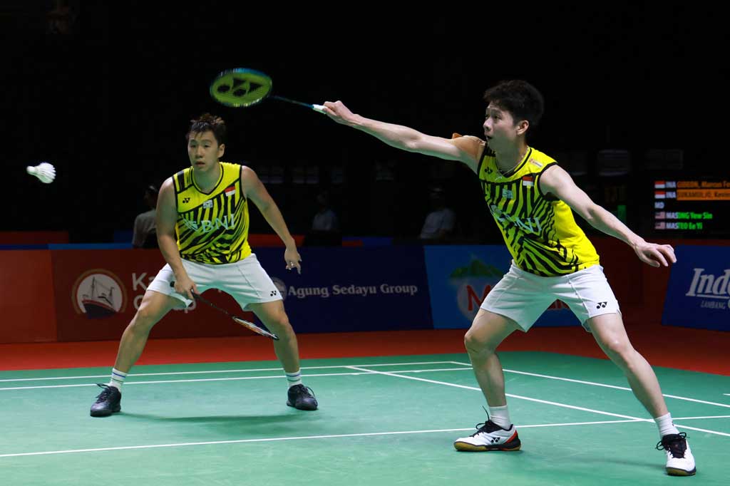 Dalam pertandingan di Bali International Convention Center, Nusa Dua, Jumat, 26 November 2021, pasangan peringkat satu dunia tersebut melaju ke babak empat besar turnamen level Super 1000 itu setelah menumbangkan wakil Malaysia Ong Yew Sin/Teo Ee Yi 14-21, 21-14, 21-16 dalam waktu 52 menit.