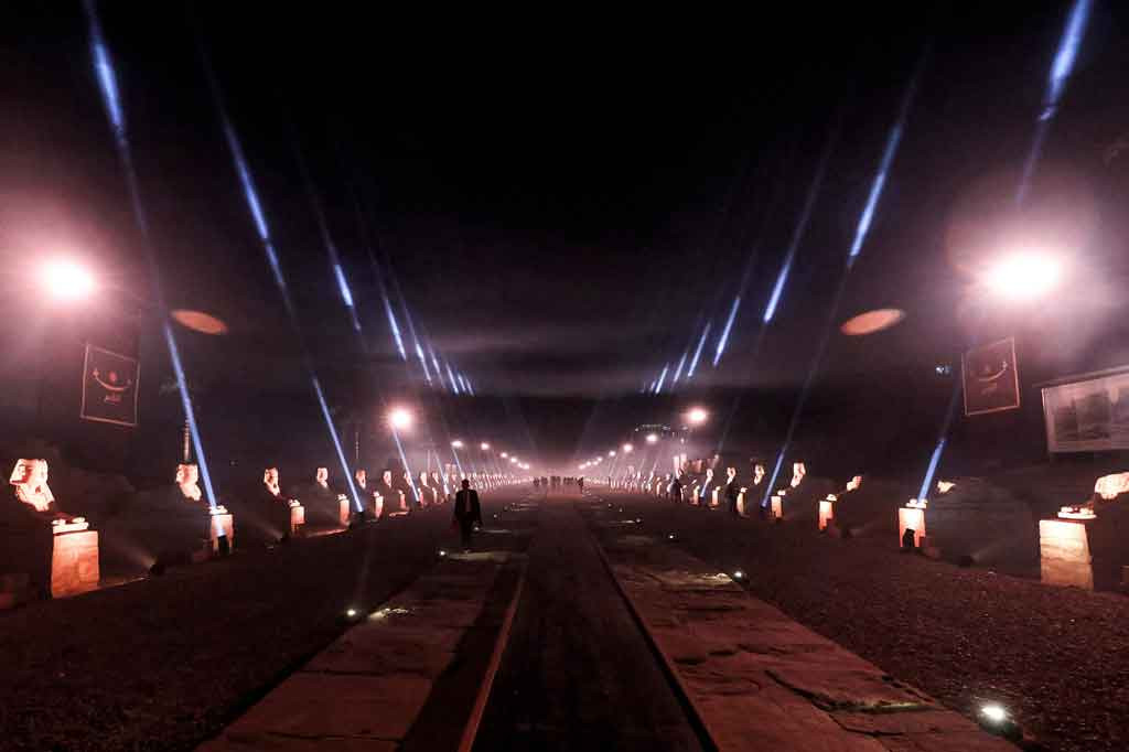 Jalan ini panjangnya hampir tiga kilometer (dua mil) dan dinamai 'Jalan Tuhan' dalam mitologi Mesir kuno. Kedua sisi jalan itu diapit oleh patung-patung yang terkubur selama berabad-abad di bawah pasir gurun sebelum dihidupkan kembali dan dipugar untuk dipamerkan oleh ahli Mesir Kunodalam beberapa tahun terakhir. 