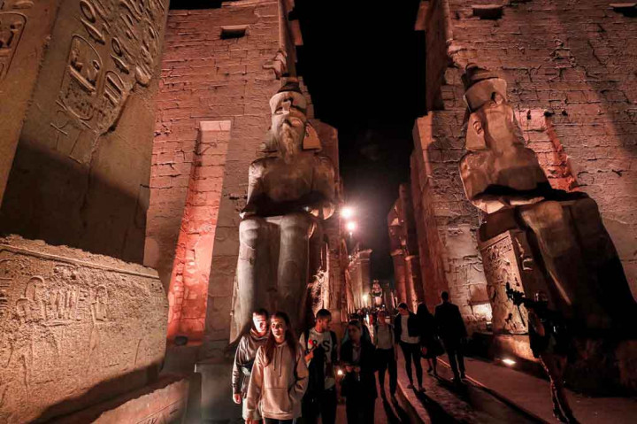 Sementara Kuil Luxor dibangun sekitar 3.400 tahun yang lalu oleh Amenhotep III dan telah digunakan sebagai situs pemujaan agama dari masa Mesir kuno hingga Kristen Koptik dan kemudian Muslim.