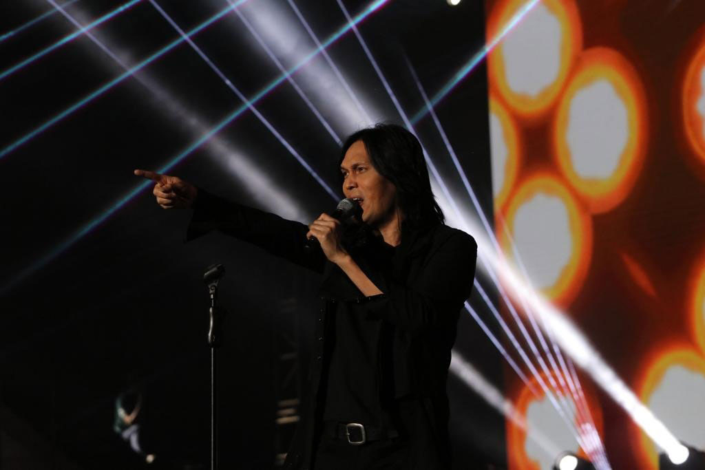 Aksi Once Mekel bersama Dewa 19 membawakan sejumlah lagu memukau karyawan Media Group yang hadir.