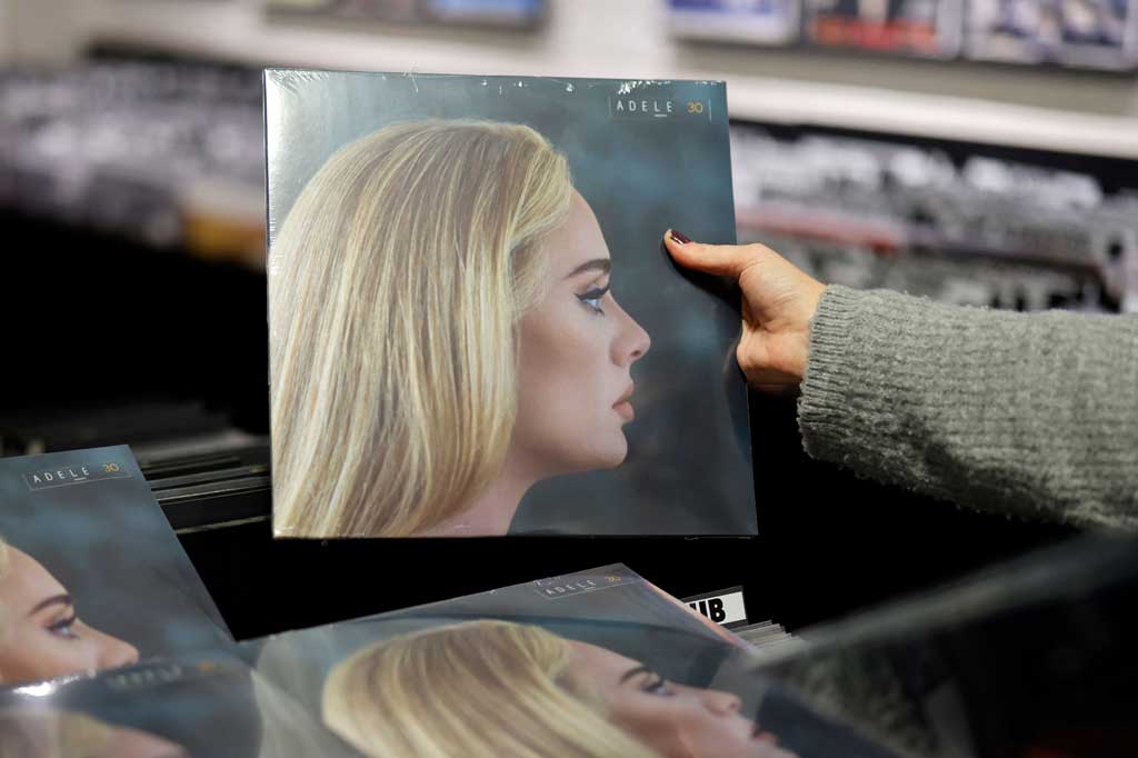 The Official Charts Company mengatakan, album terbaru superstar Inggris itu, '30' -- album pertamanya dalam enam tahun -- sukses meraup penjualan sebanyak 261 ribu dan merupakan album minggu pertama dengan penjualan tercepat tahun ini.