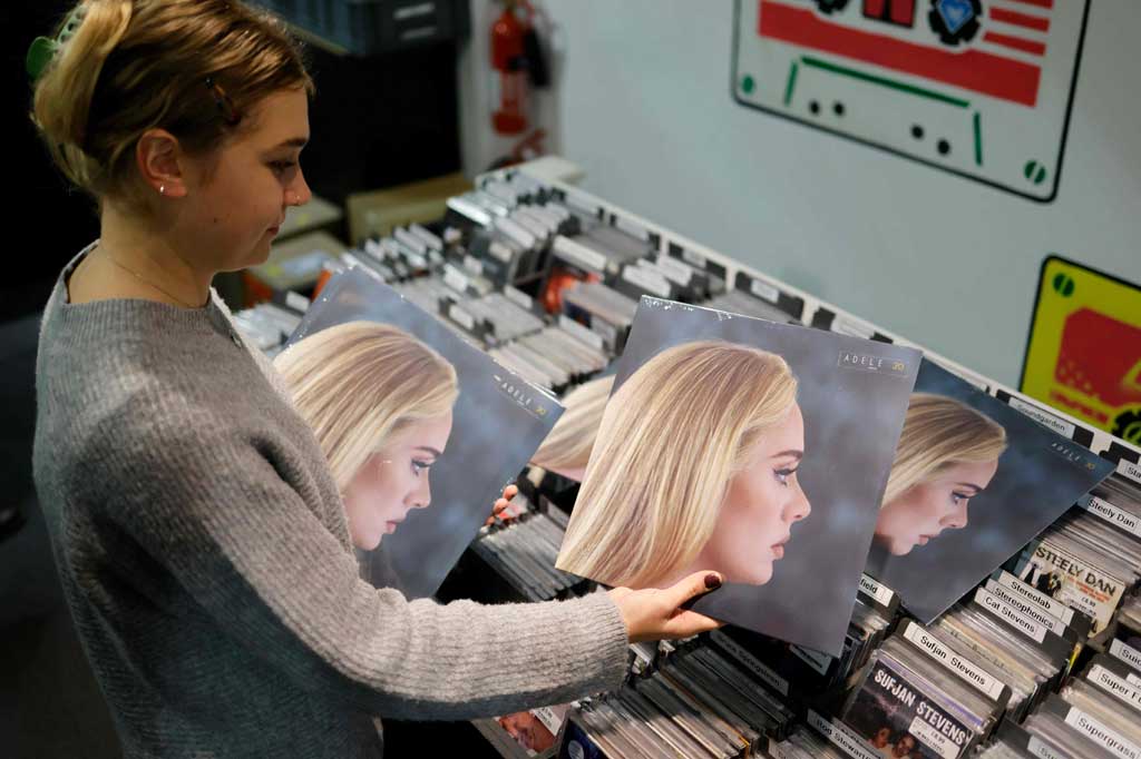 Itu juga merupakan menjualan pembuka terbesar untuk artis solo wanita tersebut sejak album terakhirnya, '25', yang dirilis pada 2015. Ini berarti keempat albumnya telah sukses mencapai puncak tangga album Inggris. Saat ini, '25' masih berada di tangga lagu di nomor 15, begitu pula '21' dan 19, masing-masing menduduki urutan 18 dan 31.