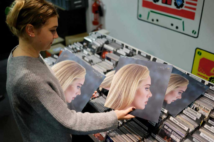 Itu juga merupakan menjualan pembuka terbesar untuk artis solo wanita tersebut sejak album terakhirnya, '25', yang dirilis pada 2015. Ini berarti keempat albumnya telah sukses mencapai puncak tangga album Inggris. Saat ini, '25' masih berada di tangga lagu di nomor 15, begitu pula '21' dan 19, masing-masing menduduki urutan 18 dan 31.