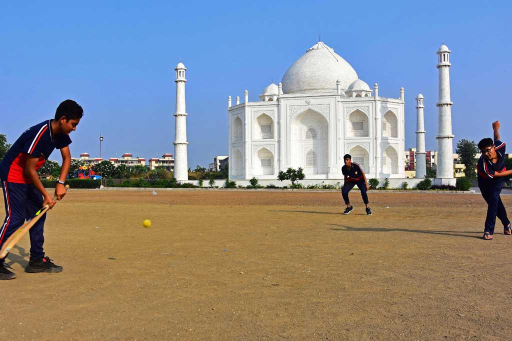 Monumen Cinta yang asli dibangun atas perintah Kaisar Mughal Shah Jahan yang patah hati sebagai sebuah mausoleum atau makam istri tercintanya, Mumtaz, pada abad ke-17.