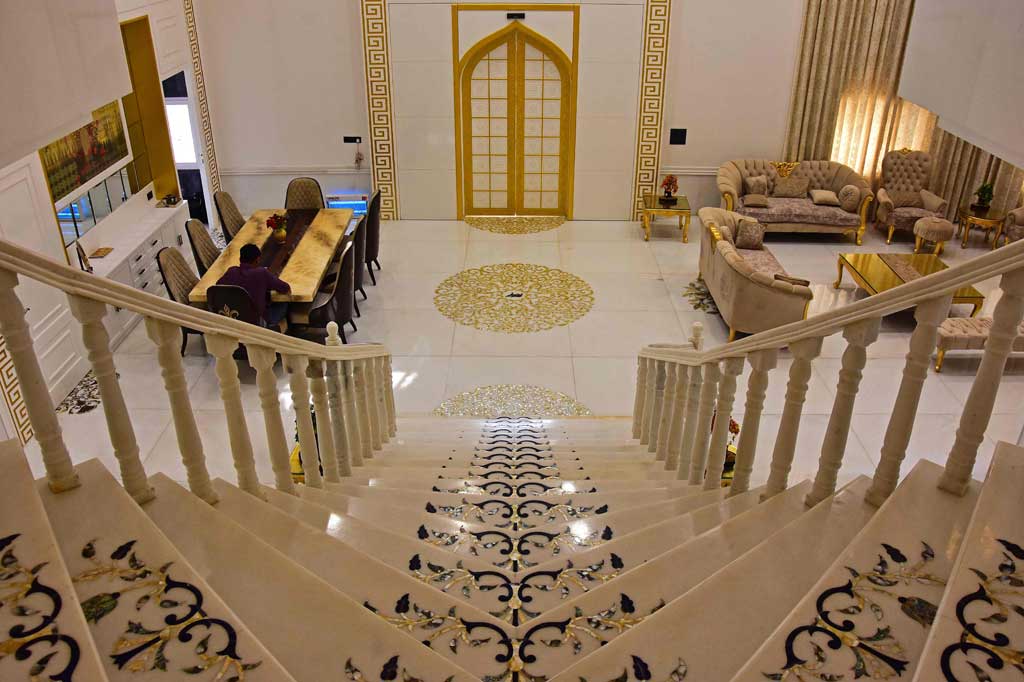 Kisah Chouksey tidak memiliki tragedi apa pun, membangun rumah barunya tersebut dengan membutuhkan waktu tiga tahun. Biaya pembangunannya mencapai 15 juta rupee (USD200 ribu, sekitar Rp2,9 miliar). 