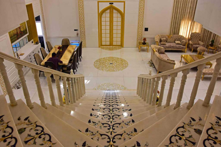 Kisah Chouksey tidak memiliki tragedi apa pun, membangun rumah barunya tersebut dengan membutuhkan waktu tiga tahun. Biaya pembangunannya mencapai 15 juta rupee (USD200 ribu, sekitar Rp2,9 miliar). 