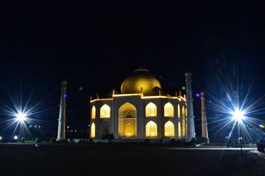 Chouksey berencana untuk memasang bendera India di atas kubah utama dan menambahkan simbol dari agama paling populer di India ke empat menara yang mengelilingi rumah barunya. 
