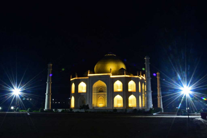 Chouksey berencana untuk memasang bendera India di atas kubah utama dan menambahkan simbol dari agama paling populer di India ke empat menara yang mengelilingi rumah barunya. 