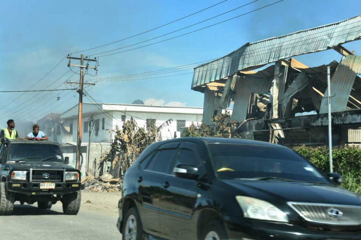 Jam malam telah diberlakukan di ibu kota yang bergolak semalam setelah hari ketiga kekerasan yang membuat rumah perdana menteri diserang dan sebagian besar kota menjadi puing-puing yang membara.