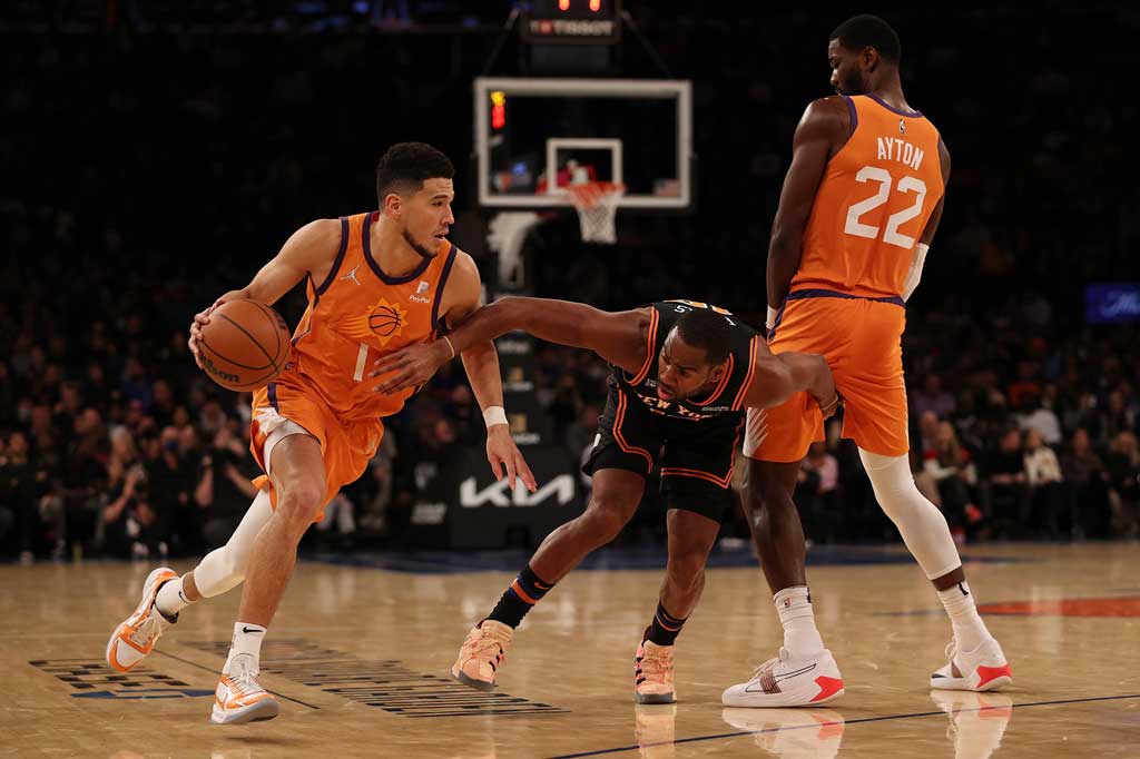 Devin Booker menyumbang 32 poin untuk membantu Phoenix Suns mengalahkan York Knicks dengan skor 118-97 pada laga NBA yang digelar di New York City, Sabtu, 27 November 2021 WIB.