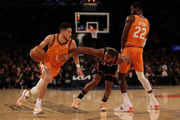 Devin Booker menyumbang 32 poin untuk membantu Phoenix Suns mengalahkan York Knicks dengan skor 118-97 pada laga NBA yang digelar di New York City, Sabtu, 27 November 2021 WIB.