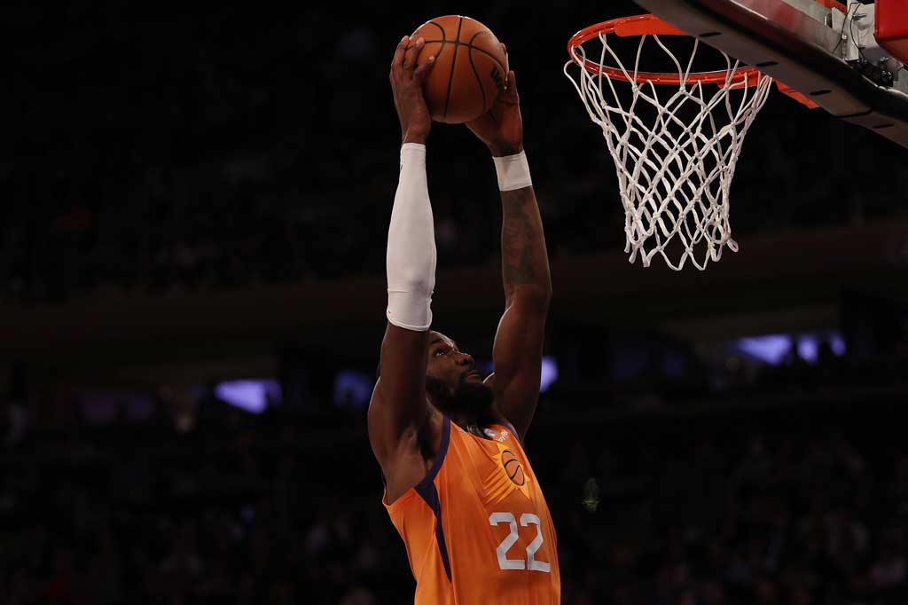 Starter Suns lainnya juga mencetak dua digit angka, di antaranya Deandre Ayton (14 poin, 13 rebound), Chris Paul (14 poin, 10 assist dan sebuah double-double), Jae Crowder (11 poin) dan Mikal Bridges (10 poin).