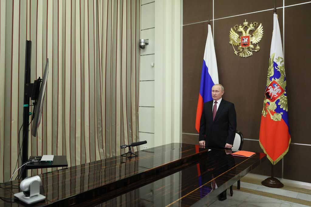 Presiden Rusia Vladimir Putin mengheningkan cipta untuk para korban kecelakaan tambang batu bara Listvyazhnaya dalam pertemuan Dewan Keamanan melalui tautan video di Sochi pada Jumat, 26 November 2021.