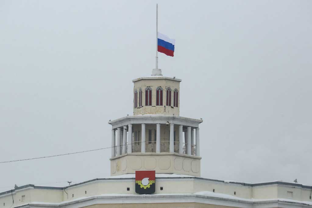 Bendera berkibar setengah tiang di luar gedung-gedung resmi di Kemerovo.